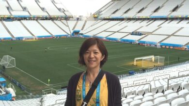 サッカー場を訪れた安東さん