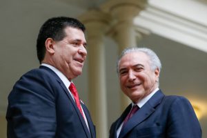 昨年１０月、パラグアイを公式訪問した際のブラジルのテメル大統領（右）とパラグアイ、カルテス大統領（左）（Beto Barata/PR）