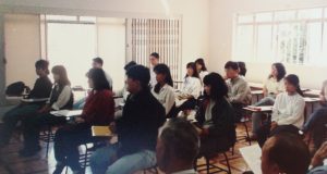 ブラジル力行会館で説明に聞き入る、日本への派遣研修応募者。１９７０年から始まった派遣研修制度により日本へ１５２人を送った。