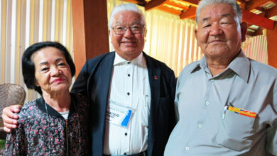 一行の松尾治さん夫妻と現地の岡谷忠さん