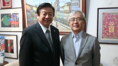 （左から）飯田会長、須郷会長