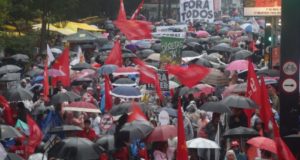 雨の中、聖市パウリスタ大通りで発生した反テメルのデモ（Paulo Pinto/AGPT）