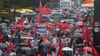 雨の中、聖市パウリスタ大通りで発生した反テメルのデモ（Paulo Pinto/AGPT）