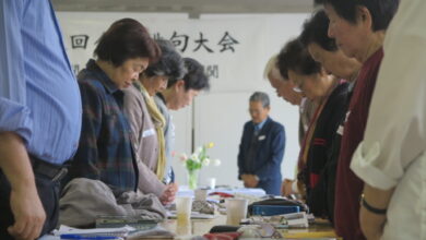 先駆者に黙祷を捧げる大会参加者