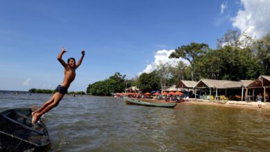 アマゾン河中流サンタレーン、まるで海岸のような砂浜で遊ぶ子供たち（FOTO: SIDNEY OLIVEIRA/AG. PARA）