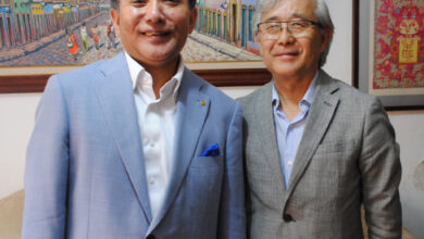 （左から）来社した藤麻理事と須郷会長