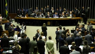 １１時間に及ぶ討議の末、上下両院本会議は５日に再開となった。(Marcelo Camargo/Agência Brasil)