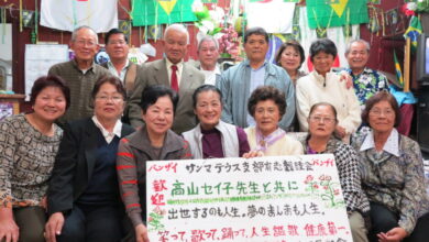 ブラジル沖縄県人会サンマテウス支部寿の会で行われた高山せい子さん（前列中央）の慰労会の様子