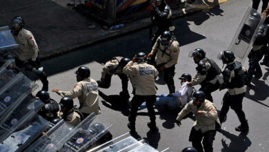 武力行使で沈静化された抗議運動（AFP PHOTO/Francisco Rodriguez）