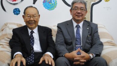 （左から）来社した近沢理事長、鈴木副理事長