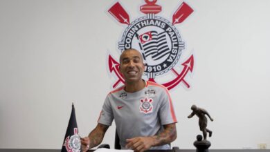 笑顔で契約書にサインするエメルソン（Daniel Augusto Jr./Ag. Corinthians）