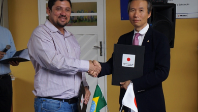 （左から）ジェジニ同校自治会長と後藤総領事（提供写真）