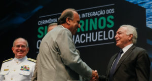 テメル大統領（右）とぺゾン・リオ州知事（中央Beto Barata/PR）
