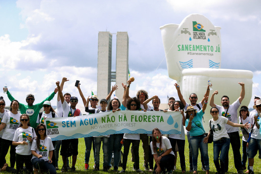 議会前に置かれた便座の風船人形と共に（Marcelo Camargo/Agência Brasil）