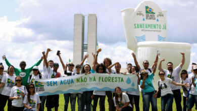 議会前に置かれた便座の風船人形と共に（Marcelo Camargo/Agência Brasil）