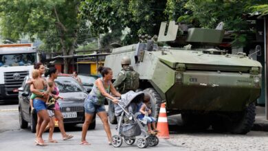 リオ市内のファベーラの街頭に立つ陸軍兵士たち (Taia Reo/Agencia Brasil)