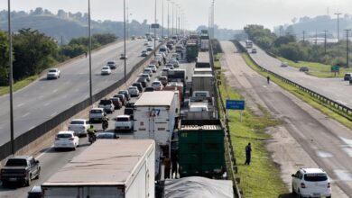 聖市とリオをつなぐ物流の大動脈、ヅットラ街道のトラック輸送も、ストで一時的に完全停止させられた（Foto Tania Rego/Agencia Brasil）