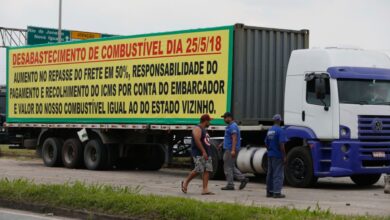 リオ州の国道でストを行っているトラック運転手たち（Fernando Frazao/Agencia Brasil）