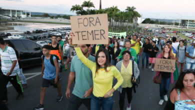 ２８日、ブラジリアの大統領府前で抗議運動をする人たち（Lula Marques/Liderança do PT na Câmara）