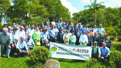 日本庭園の棟門完成式典に参加した関係者ら（４月５日撮影、ルシー・ジュディシ・イイジマ提供）