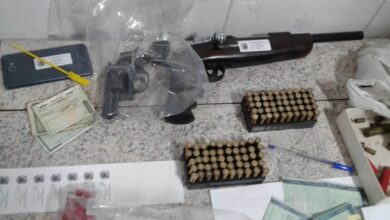 サンパウロ州で押収された武器や銃弾、身分証明書など（Divulgação/DPF）