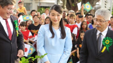 市民に見守られる中、植樹された眞子さま。左がアロンソ市長、右が水野文協会長