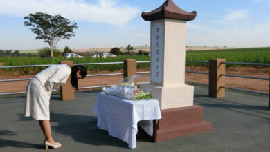 平野植民地の慰霊碑に献花され、深々と頭を下げられた眞子さま