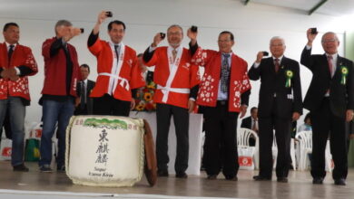 鏡割りで祝う来賓ら