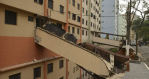 建物の前の土留めが崩れたために渡り廊下まで倒壊した集合住宅（Rovena Rosa/Ag Brasil）