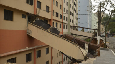 建物の前の土留めが崩れたために渡り廊下まで倒壊した集合住宅（Rovena Rosa/Ag Brasil）