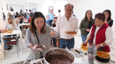 次から次へとフェイジョアーダを食べにくる会員ら