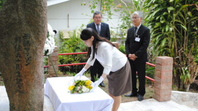 移住先没者慰霊碑に献花なされる眞子さま