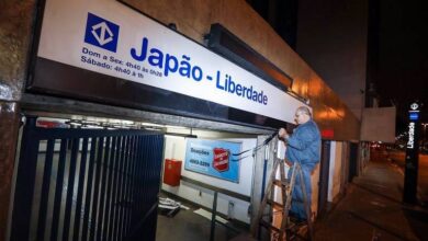 　さっそく、駅の看板が付け替えられた。「Next Station: Japão – Liberdade」（次の駅は日本―リベルダーデ）――そんなアナウンスがメトロの中で響くことになりそうだ（写真＝望月二郎）