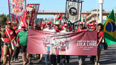 ルーラ氏の出馬許可を求めて抗議行動をする人たちFoto Lula Marques