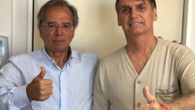 ２３日、ゲデス氏（左）とボウソナロ氏（@jairbolsonaro）