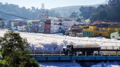 チエテ川下流のピラポラ・ド・ボン・ジェズスでは、川面の泡が橋を覆い、街中に流れ込んだ事もある（Rafael Pacheco、22/06/2015）