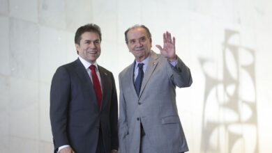 ブラジルのアロイジオ・ヌネス外相（右）とパラグアイのカスティグリオーニ外相（ブラジリアの外務省前で、José Cruz/Agência Brasil）