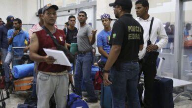 空軍機に乗り込む直前のベネズエラ人達（Antônio Cruz/Agência Brasil）