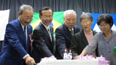 祝賀ケーキのカットを行う小野県議会副議長、若松副知事、篠原会長、寒河江まりえ婦人部長、塩野成子婦人部副部長（左から）