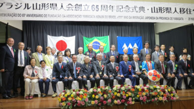 慶祝団と県人会役員らで行った記念撮影