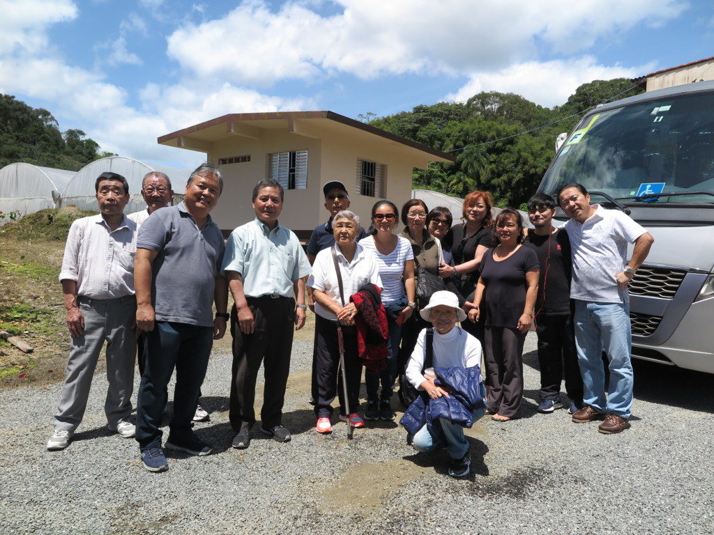 ブラジル岐阜県人会の一行と記念撮影