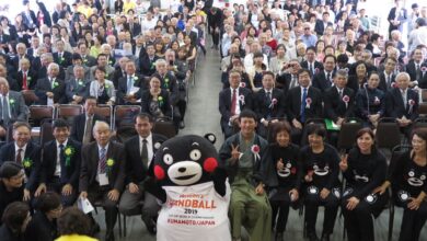 ブラジル熊本文化交流協会６０周年式典に投票して全員と記念撮影したくまモン