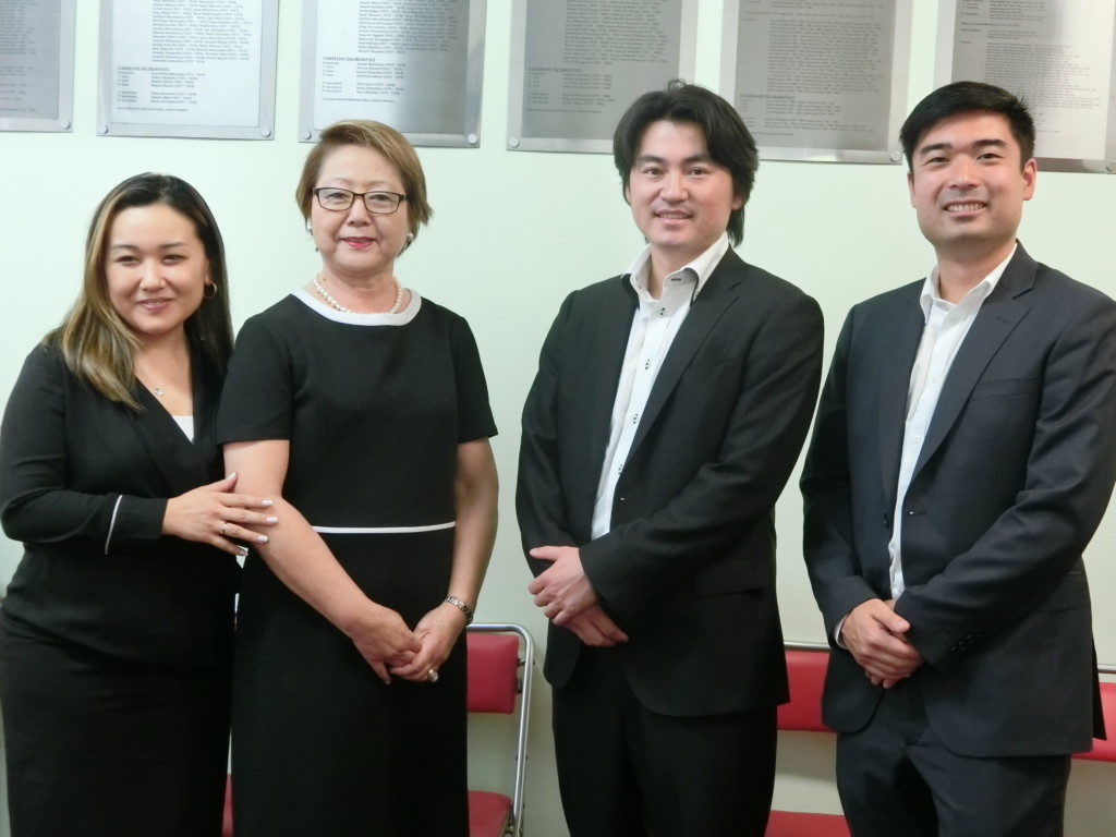 文協を訪問した小山田信さん（右から２人目）