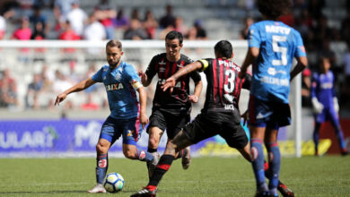 ホームのアレーナ・ダ・バイシャーダでフラメンゴと戦うアトレチコ・パラナエンセ(赤と黒、Flamengo)