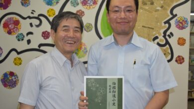 来社した蛯原前会長、小林氏（左から）