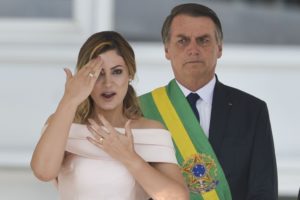 ボルソナロ新大統領の前に、手話で演説したミッシェレ夫人（Foto Marcelo Camargo/Agência Brasil）