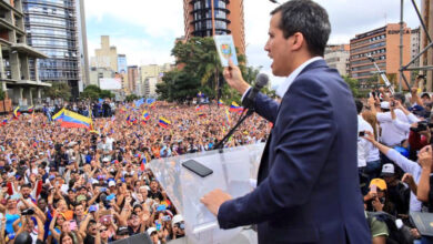 暫定大統領への就任宣言をするグアイド国民議会議長（foto AsambleaVE、Caracas 23-01-2019）