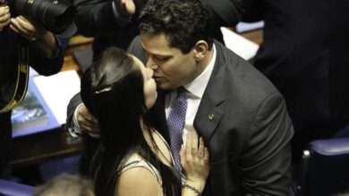 夫人と当選を喜ぶアルコルンブレ氏（Fabio Rodrigues Pozzebom/Ag. Brasil）