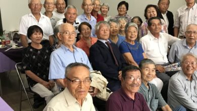 ５９年経ち幸せな人生だと語りあう参加者ら