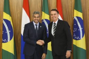 首脳会談後のボルソナロ大統領（右）とベネテス大統領（Antonio Cruz/ Agência Brasil）